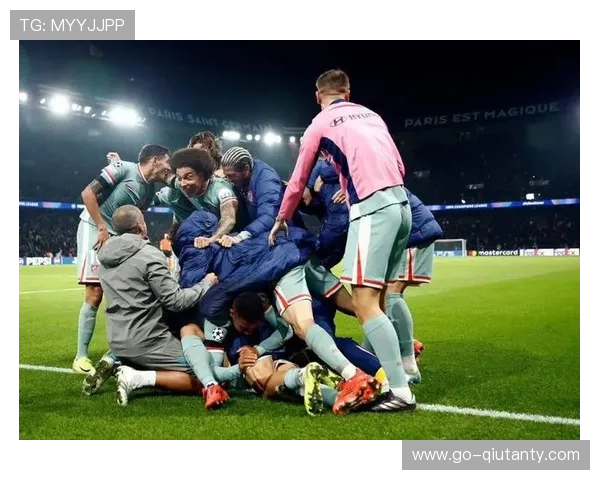 库巴西头球破门后与孔德拥抱，巴萨后卫收获赛季首球