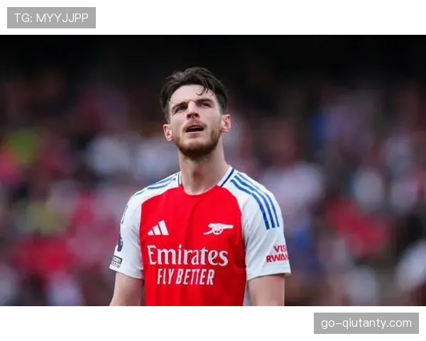 镜头语言：赖斯一次成功拦截后迅速出球，阿森纳在攻防转换瞬间的决策优势