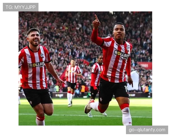 特写:看台上的南安普顿小球迷为球队的每一次抢断欢呼 特写:看台上的南安普顿小球迷为球队的每一次抢断欢呼